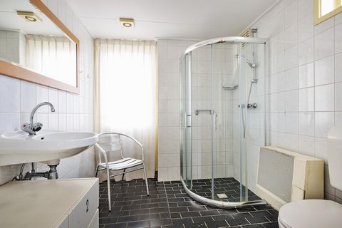 This elegant holiday home in De Kiel offers a tasteful and comfortable setting, perfect for families or groups seeking a relaxing getaway. The interior blends luxury with coziness, featuring a fully equipped kitchen where you can prepare your favouri...