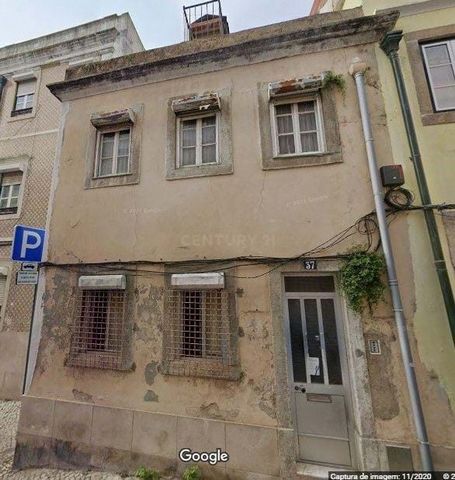 Prédio em propriedade total com andares ou divisões suscetíveis de utilização independente, sito na travessa do Olival à Graça, com potencial de investimento, com projeto aprovado para moradia na Câmara Municipal de Lisboa e com licença de construção...