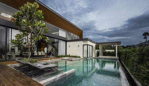  Ultra-design luxe villa in Bang Tao Phuket | 3 Suites 530 m2 59 M THB Bang Tao, Phuket 2 minuten van het strand | 5 min van Boat Avenue   Ontdek een uitzonderlijke villa in het hart van het meest gewilde gebied van Phuket: Bang Tao. Een zeldzaam en...