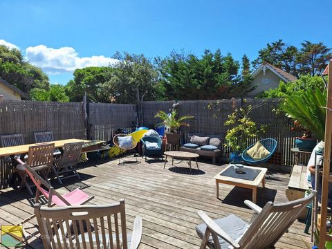 A stone's throw from the South beach and shops, charming single-storey house built in 2018 according to RT 2012 standards. It offers a living area of 83 m2 on a fully fenced plot of 286 m2. Carefully designed to offer functionality and harmony, it co...