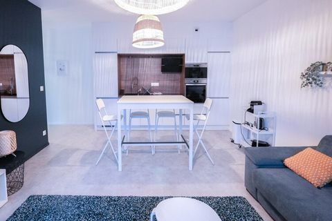 Profitez d'un séjour serein et élégant dans cet appartement de 45 m² au design soigné, idéalement situé à quelques pas de la gare et du centre historique du Mans. Que vous soyez en voyage d'affaires, en amoureux ou pour une étape détente, cet espace ...