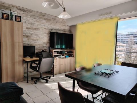 Vaste appartement traverssant avec balcon au Sud