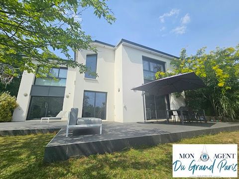 Découvrez cette magnifique Maison contemporaine de 2013' à vendre, située à Verrières-le-Buisson, offrant un cadre de vie exceptionnel. D'une surface de 204 m², cette propriété dispose de 7 pièces, dont 4 chambres spacieuses, idéales pour accueillir ...