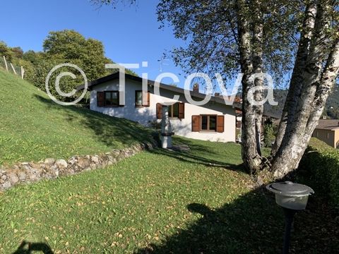 1062I - Ticova Immobiliare biedt te koop aan op Italiaans grondgebied in de prachtige omgeving van Alta Valle d'Intelvi, precies in Scaria (Lanzo)prov. van Como, villa omgeven door groen met eigen tuin en garage. De locatie is uitstekend, want het li...
