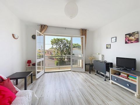 Vaste studio avec cuisine séparée, balcon, proche tram !