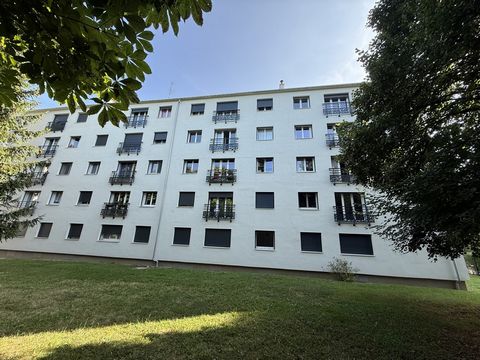Situé dans un emplacement exceptionnel, à seulement 2 minutes à pied de la Gare RER B et C de Massy-Palaiseau, cet appartement 4 pièces en rez-de-chaussée allie fonctionnalité et proximité des commodités. Le Bien se compose de : * Une entrée desserva...