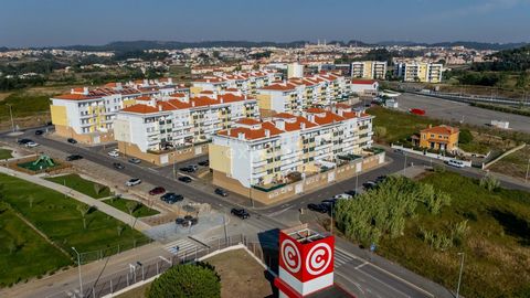 Dans cet appartement de 2 chambres, chaque détail a été pensé pour apporter confort, bien-être et ce bon sentiment d’être chez soi. Situé dans l’urbanisation exclusive de Quinta das Pevides - l’une des plus prestigieuses de Mafra - cet appartement co...