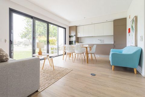 Two-bedroom townhouse in an exclusive Resort, with direct views over the Fairway. Upon entering the property, youll find an open-plan living room and fully equipped kitchen with direct access to the terrace and golf course. There is 1 bedroom with a ...