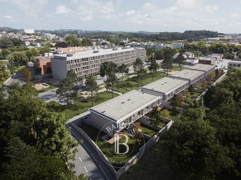 This three-bedroom apartment, one of which is en-suite with a private bathroom, offers comfort and privacy. The social area is spacious and bright, ideal for socializing and relaxing. It also has a guest bathroom and three parking spaces and a storag...