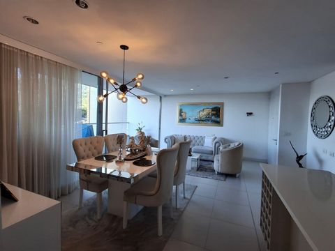 Cozy apartment with large balcony, high and top floor; It has a living room, open kitchen, 2 bathrooms 3 bedrooms, double linear parking and utility room. The door is armored, it is delivered with the black out and the curtains. In a complete unit wi...