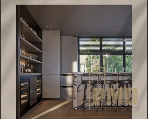 Voula (Pigadakia), een luxe penthouse met twee verdiepingen (3e en 4e verdieping) met een totale oppervlakte van 178 m². Het huis omvat drie slaapkamers, drie badkamers, een volledig uitgeruste keuken en een lichte woonkamer. Het onderscheidt zich do...
