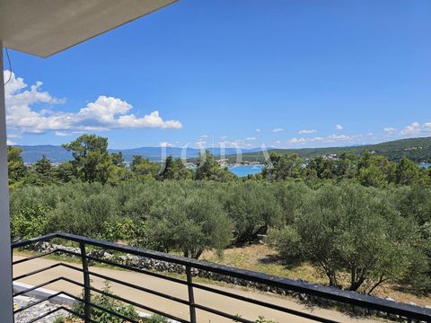 Location: Primorsko-goranska županija, Dobrinj, Soline. Apartment with sea view - new building, island of Krk, Soline bay! In a prime location approximately 350 meters from the sea, an apartment is for sale on the first floor of a new building. The a...