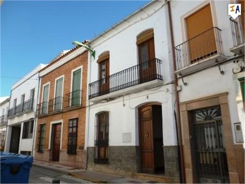 Cette belle et grande maison de ville de 352 m2 est située dans le centre de la ville animée de Villanueva de Algaidas, dans la province de Malaga en Andalousie, en Espagne, à proximité de toutes les commodités locales, notamment des supermarchés, de...