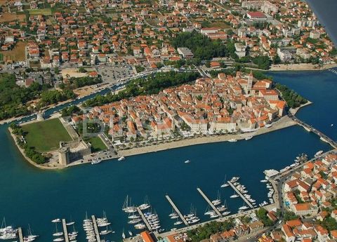 Trogir, center Hotel of approx. 550 m2 on 5 floors, located in the protected historic center of the town of Trogir. Ground floor + 4 floors. Ground floor organized as: reception, bar, restaurant for 30 people, 4 toilets, cloak-room. First, second and...