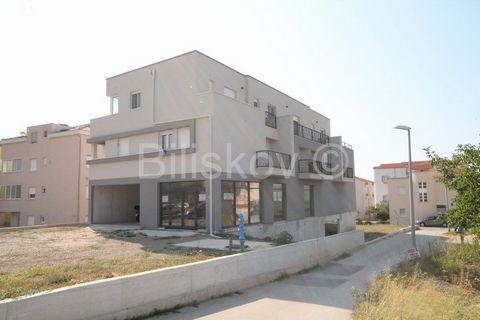 Kastela, Kastel Stafilic Business premises for rent in Kaštel Štafilić along the old Kaštela road Area: 250m2 Parking: in front of the building for several vehicles Ground floor Entrance directly from the road Connected electricity, water and sewage ...