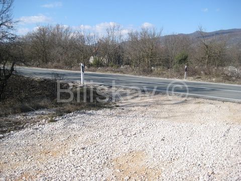 Sinj - Turjaci. We are selling a building plot of 8,000 m2 near the business zone in Dicmo. The plot is of regular shape with access to the road. Detailed information in the office.   www.biliskov.com ID: 4914-1