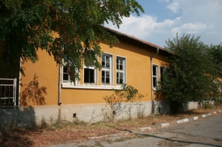 Attention!!! A business opportunity, anyone? A former school for sale in the village of Razdel. The coastal city of Burgas and the sandy beaches are just one hour driving, the nearest town is Elhovo- 15 km away. The building is with total built area ...
