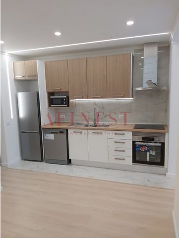 Excellent 2 bedroom apartment in total remodeling phase, located in Baixa da Banheira, next to the new health center and the center, with all kinds of commerce. Apartment consisting of 2 bedrooms, one of them with built-in wardrobe. Toilet with showe...