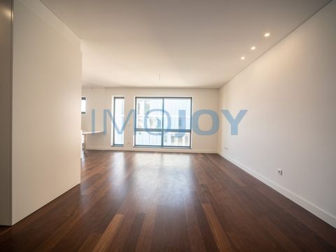 4 bedroom flat in Boavista, all refurbished, consisting of entrance hall that gives access to the living room with 28.90 m2 and American kitchen with 9.80 m2 fully equipped with induction hob, oven, microwave, extractor fan and fridge, and laundry ro...