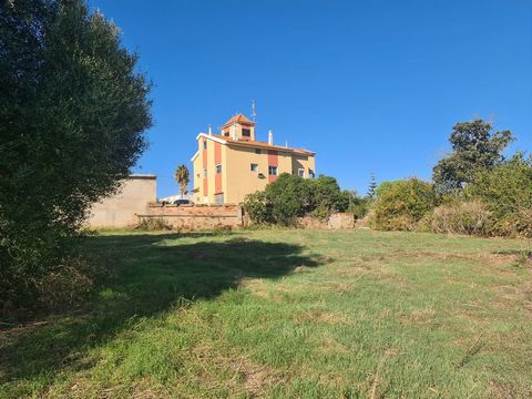 Huge potential 3-storey house located in Luz de Tavira comprises ground floor, first and second floor (attic). The ground floor has three bedrooms, one en suite, kitchen, living room and two bathrooms. On the first floor, three bedrooms, 3 bathrooms,...