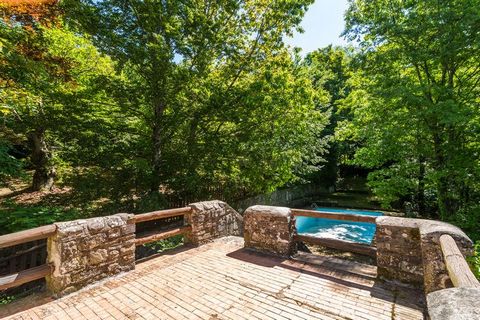 Located in Migliorini, this peaceful 3-bedroom holiday home is perfect for a small group or couples on a romantic getaway. Situated in the countryside, this home also has a shared swimming pool to enjoy. The culture-rich cities of Lucca (68 km west),...