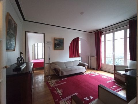 Apartment of approximately 55 m² with a separate bedroom and an alcove that can accommodate three people. Located in a beautiful 1930s building, on the 2nd floor, the apartment is very quiet. It is fully equipped (internet connection, heating by the ...