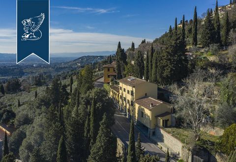 This stunning villa for sale is in the town of Fiesole, in a high, hilly position overlooking Florence just a few minutes from the city centre. This estate measures 700 sqm and is composed of a main villa and a loft. The ground floor, which has direc...