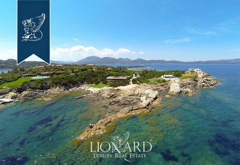 Située à l'extrême pointe d'une péninsule sur la mer de Sardaigne, cette villa de 650 m2 à Porto Rotondo est à vendre. La propriété est répartie sur deux niveaux: le rez-de-chaussée est accessible depuis un patio extérieur avec véranda. Le ...