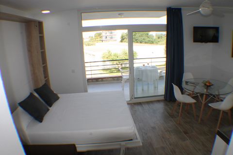 Galería de Rescator Resort 207. Die Wohnung in Rosas / Roses verfügt über 1 Schlafzimmer und bietet Platz für 4 Personen. Unterkunft von 45 m² gemütlich und hell, mit Blick auf den Garten. Es ist 1200 m von der Bushaltestelle, 1300 m vom Supermarkt, ...