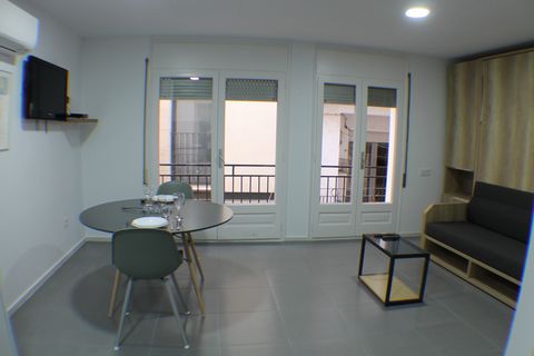 Comfortable apartment with capacity for 3 people. It is located in the urban center of Roses. Nearby there are all kinds of shops and restaurants where you can enjoy the best fresh fish and seafood from the Roses Bay. The sandy beach is just at 100 m...