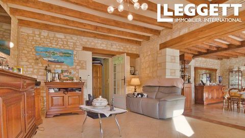 A16874 - Just a few minutes from Richelieu, come and discover this beautiful longère with its spacious living/dining room of around 50 m2 with exposed stone walls, travertine floor, beams and a fireplace/insert. Its terrace and garden with trees allo...