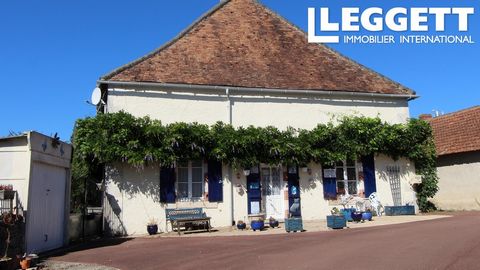 A15560 - C'est une très grande et belle maison qui n'attend que vous pour y emménager. Située dans un village paisible mais à seulement dix minutes en voiture de deux grandes villes (Montmorillon et Le Blanc). Une heure de route de Poitiers et Limoge...
