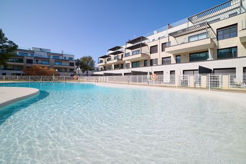 In a good and central location in the heart of the southwest of Mallorca is this new residential complex with 81 modern apartments divided into 4 buildings with 4 floors each. The complex offers a spacious pool area and well-kept communal gardens as ...
