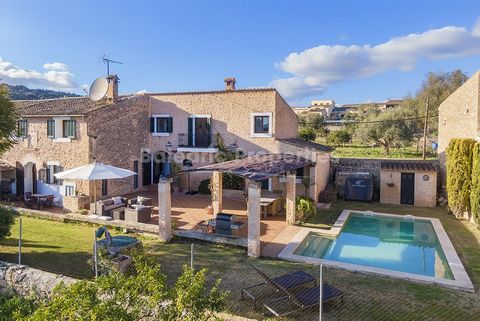 Wonderful village house with incredible views in Santa Euguènia This beautifully renovated village house, for sale in Santa Eugènia, is located on the outskirts of town where it enjoys incredible views, a private pool and a blend of traditional aspec...