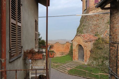 In einem typischen Dorf auf den Hügeln des Monferrato, am Fuße der majestätischen Burg von Montemagno, steht dieses hübsche Haus, das fast komplett renoviert wurde. Es ist auf drei Ebenen für insgesamt ca. 130 Quadratmeter angeordnet und mit einem we...