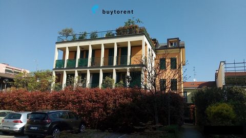 Buytorent offers in Villasanta, a 5-minute walk from the beautiful park of Monza and the city center, a penthouse of about 170 square meters on the third floor of a recent building of 2003. The penthouse is a very interesting solution for an investme...
