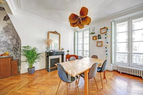 VERSAILLES - LES PRÉS In the most sought-after district of Versailles, step through the porch of this old stone building to discover this elegant 95m² or 1,023 sq ft (Carrez Law) apartment. The harmonious layout includes: 3 bedrooms, a spacious livin...