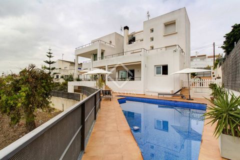 Property built in 2006, located in the expansion area of L'Ampolla, overlooking the area of L'Arenal and the Fangar Bay. It consists of two independent buildings facing southeast of rationalist architecture, joined by a central axis that gives access...