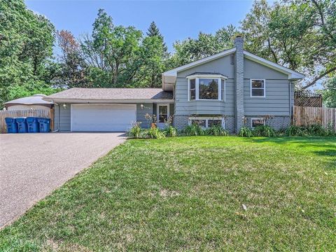 Gorgeous, updated home on a quiet, dead-end street in a prime location close to Tamarack Nature Center, Bald Eagle Lake, Otter Lake and White Bear Lake. Featuring fresh paint throughout, zero rez carpet cleaning, new tankless water heater, new roof, ...