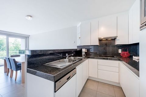 Apartamento soleado de 2 habitaciones a 50 m del mar cerca de las tiendas y restaurantes de St-idesbald (distrito entre De Panne y Koksijde). Pequeño supermercado y panadería a 50m del apartamento. Garaje incluido en el precio. Salón comedor soleado ...