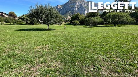 A23928EMS74 - Situated at the foot of Mont Salève, this large building plot of 1566m2 is in a highly desirable location in the mid-levels of Collonges sous Salève. To it’s east is a stunning view of the majestic rock formations of Mont Salève and to ...