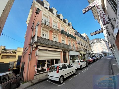 Centre-ville de Lourdes, immeuble composé en rez-de-chaussée d'un local commercial de 25 m2 loué actuellement 250€, au 1 er étage: appartement de type 2 de 49 m2 avec balcon loué 370€. Au 2ème étage: appartement de type studio de 23 m2 loué 345€,  ap...