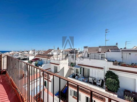 This exceptional building in Sitges offers a unique investment opportunity in a high-traffic commercial area. With a total area of 330 m2, this property features a ground floor of 103 m2, ideal for converting into a highly visible commercial space in...