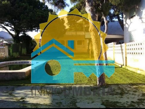 InmoUmbría propose à la vente une magnifique villa individuelle dans le prestigieux quartier de La Punta De Los Ingleses. Située sur un terrain de près de 650m2, nous trouvons cette charmante maison de 130m2 avec piscine et distribuée en porche, salo...