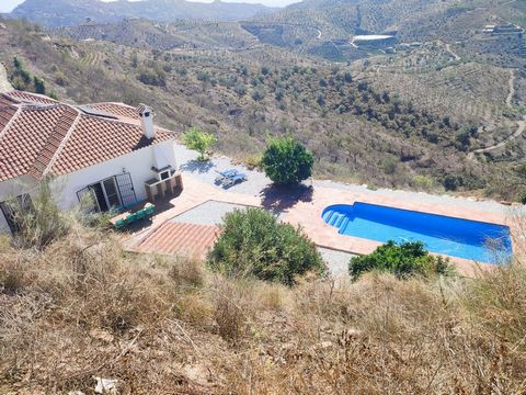 The villa was completed in August 2007 and includes 3383 m² of private land. From its terrace, you have beautiful views of the sea in one of the beautiful white villages of Andalusia called Arenas. The spacious villa, measuring 180 m², has 4 bedrooms...