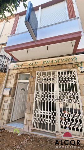 REF 3508 Excellent opportunity to acquire ownership of this building located in Benicarló, the province of Castellón. It is a three-storey building with a fully equipped commercial premises on the ground floor. On the first floor we have an apartment...