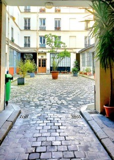 Ontdek een unieke investeringsmogelijkheid of uw eerste aanwinst in een van de meest gewilde buurten in het oostelijke deel van Parijs. Ideaal gelegen in het 10e arrondissement van Parijs, biedt deze elegante en lichte studio van 12,31 m² uitzonderli...