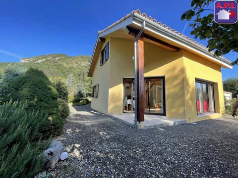 ARCHITECT'S HOUSE IN THE MOUNTAIN Architect's house of type T3/4 of approximately 80m² of living space on two levels with an adjoining garage communicating with the house, all on a plot of 883m² entirely wooded and fenced. Beautiful bright living roo...