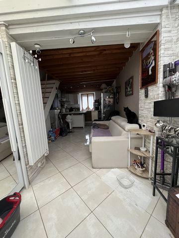 Townhouse comprising an entrance to the living room, fitted and equipped kitchen. Upstairs: landing leading to dressing room, shower room with toilet. On the second floor: a bedroom. Mandate by delegation. Fees are to be paid by the seller. Contact u...