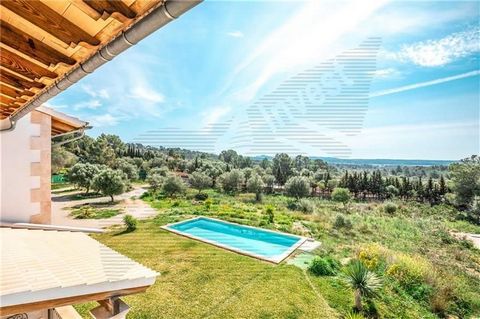 Detached villa on a plot of 8,500m2 approx. with views of the bay, 725m2 approx., large living room, fitted kitchen equipped with office, 8 double bedrooms, 6 bathrooms (2 en suite), 2 toilets, stoneware and parquet floors, air conditioning, double g...